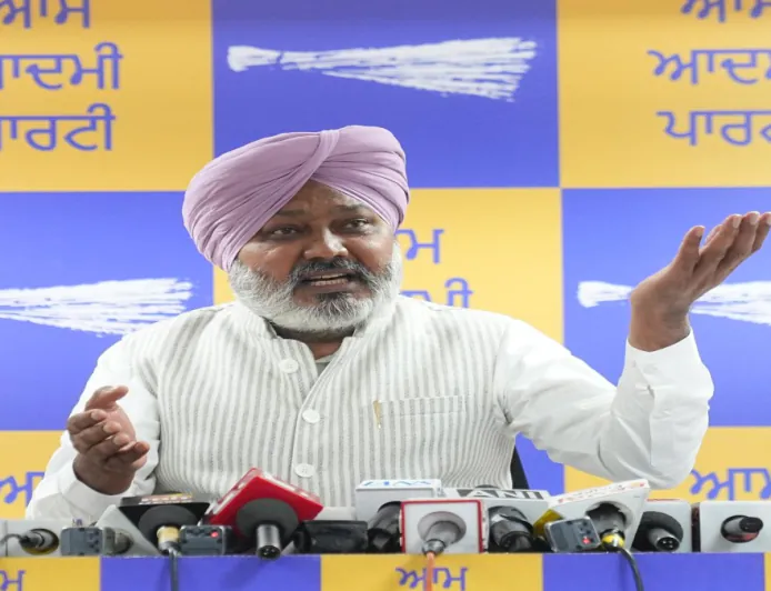 ‘AAP’ ने Punjab में corruption के आरोपों पर Congress और BJP को घेरा