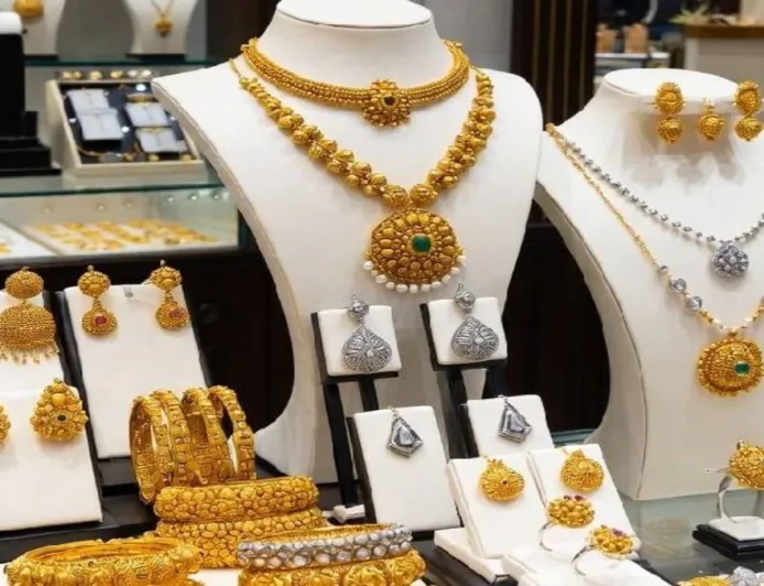 सोना ₹1.33 लाख के रिकॉर्ड स्तर पर: सोना ₹1.33 लाख के ऑलटाइम हाई पर, चांदी ₹2,958 गिरी