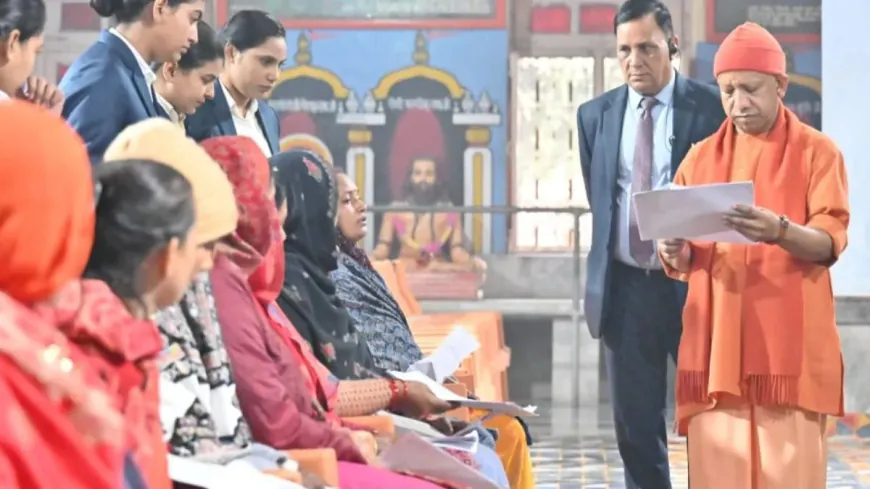 सीएम योगी ने 300 लोगों की सुनी समस्याएं, बोले- जरूरतमंद के आवास, बीमार के उपचार की करेंगे व्यवस्था