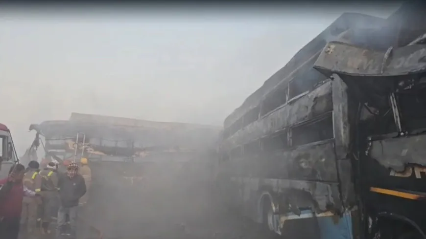 यमुना एक्सप्रेसवे हादसा: 8 बसें और 3 कारें टकराईं, भाजपा नेता सहित 13 की मौत; DNA से होगी पहचान