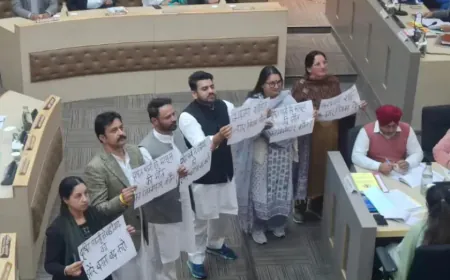 मेयर सौरभ जोशी की पहली बैठक में हाई वोल्टेज ड्रामा: 'आप-कांग्रेस' पार्षदों के बीच जमकर नारेबाजी