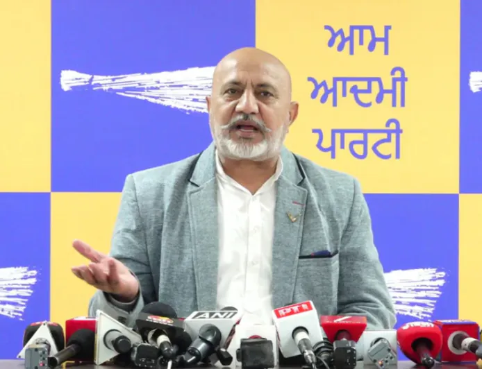 70 साल का फिक्स्ड मैच खत्म: रवनीत बिट्टू के वीडियो से AAP ने कांग्रेस-अकाली दल के 'सीक्रेट गठबंधन' को किया बेनकाब