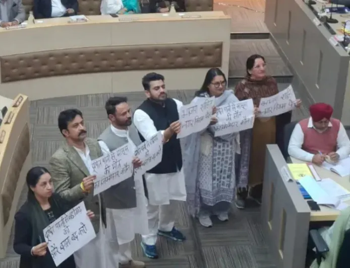 मेयर सौरभ जोशी की पहली बैठक में हाई वोल्टेज ड्रामा: 'आप-कांग्रेस' पार्षदों के बीच जमकर नारेबाजी