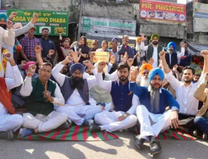 "दलितों और मेहनतकशों का अपमान नहीं सहेगा पंजाब"- मंत्री हरभजन सिंह के पक्ष में 'आप' की ललकार