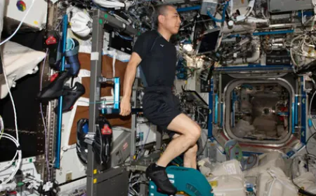 स्पेस में माइक्रोग्रैविटी के बीच खुद को कैसे फिट रखते हैं एस्ट्रोनॉट्स, ऐसे करते हैं एक्सरसाइज