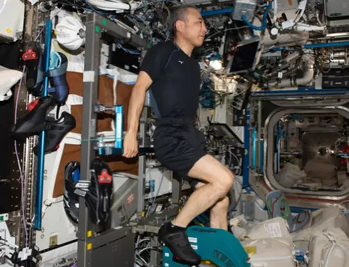 स्पेस में माइक्रोग्रैविटी के बीच खुद को कैसे फिट रखते हैं एस्ट्रोनॉट्स, ऐसे करते हैं एक्सरसाइज