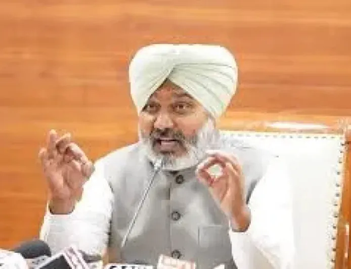 सुखपाल खैरा की टिप्पणी पर भड़के वित्त मंत्री हरपाल चीमा: महिलाओं के अपमान पर कांग्रेस से निष्कासन की मांग; विधानसभा में भारी हंगामा